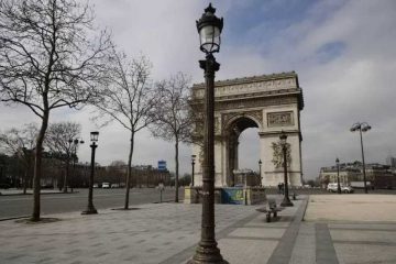 Deserted-Champs-Elysées-in-Paris-Coronavirus.-Photo-by-Guillaume-Deveaux
