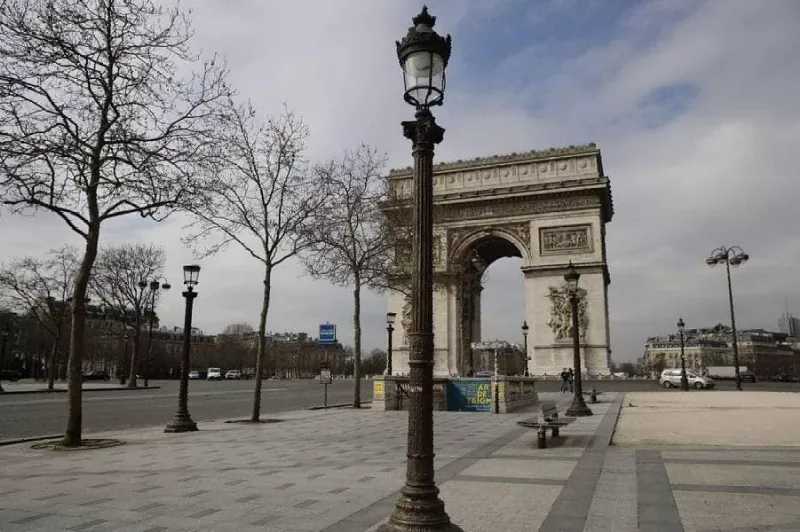 L'Arc de Triiomphe Paris. Début du confinemant. Photo Guillaume Deveaux AUXIOMA.